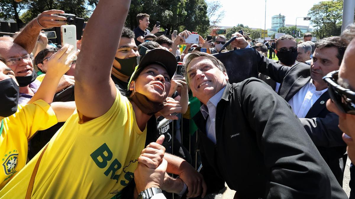 El presidente de Brasil, Jair Bolsonaro, desafiando junto a sus incondicionales las medidas para mantener las distancias sociales en plena pandemia de coronavirus.