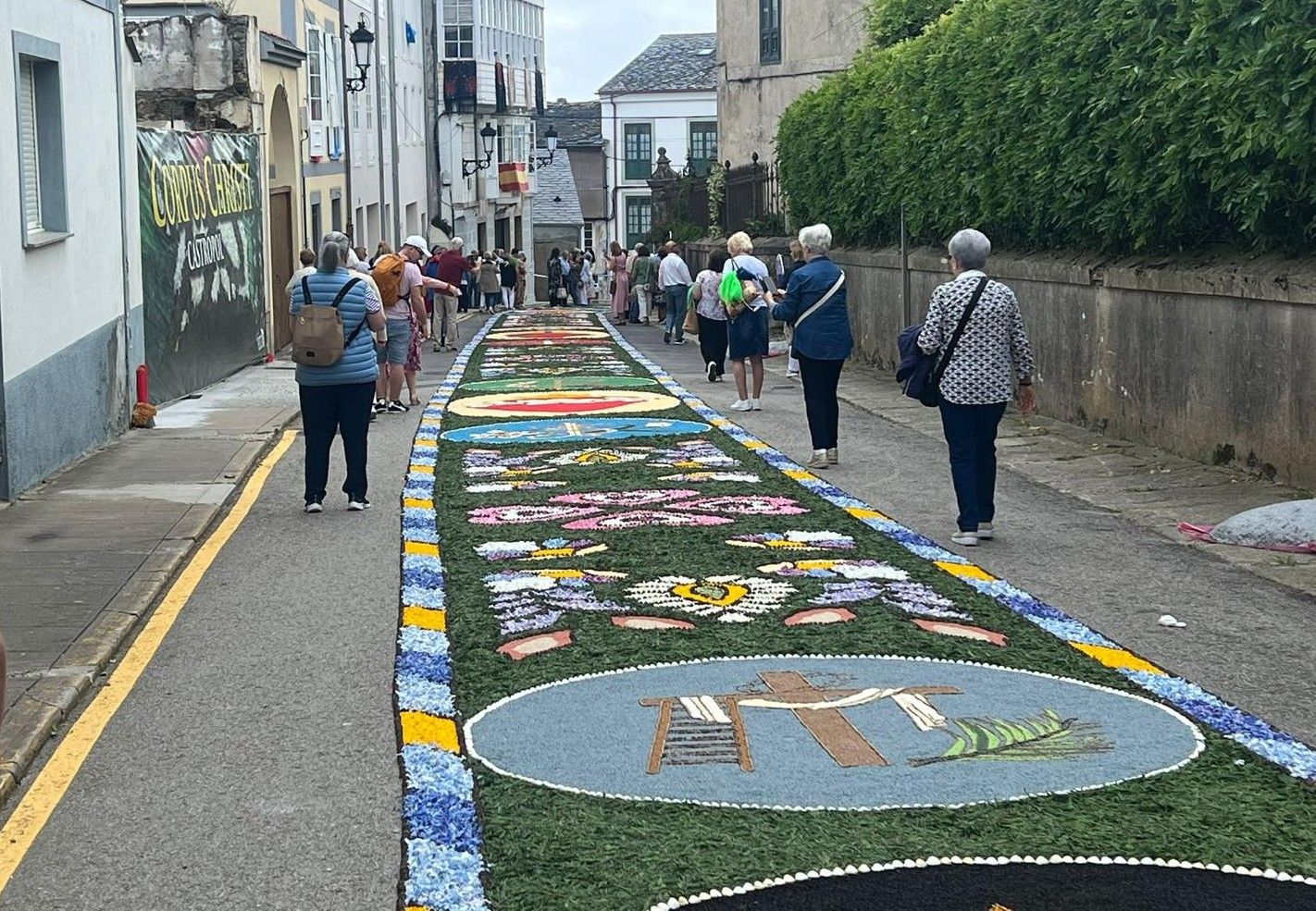Castropol se llena de color con sus alfombras florales