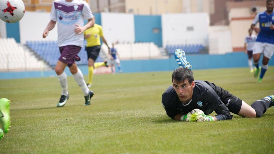 Mandalúniz, portero del Jumilla, con cara de circunstancia tras encajar el gol. ud melilla