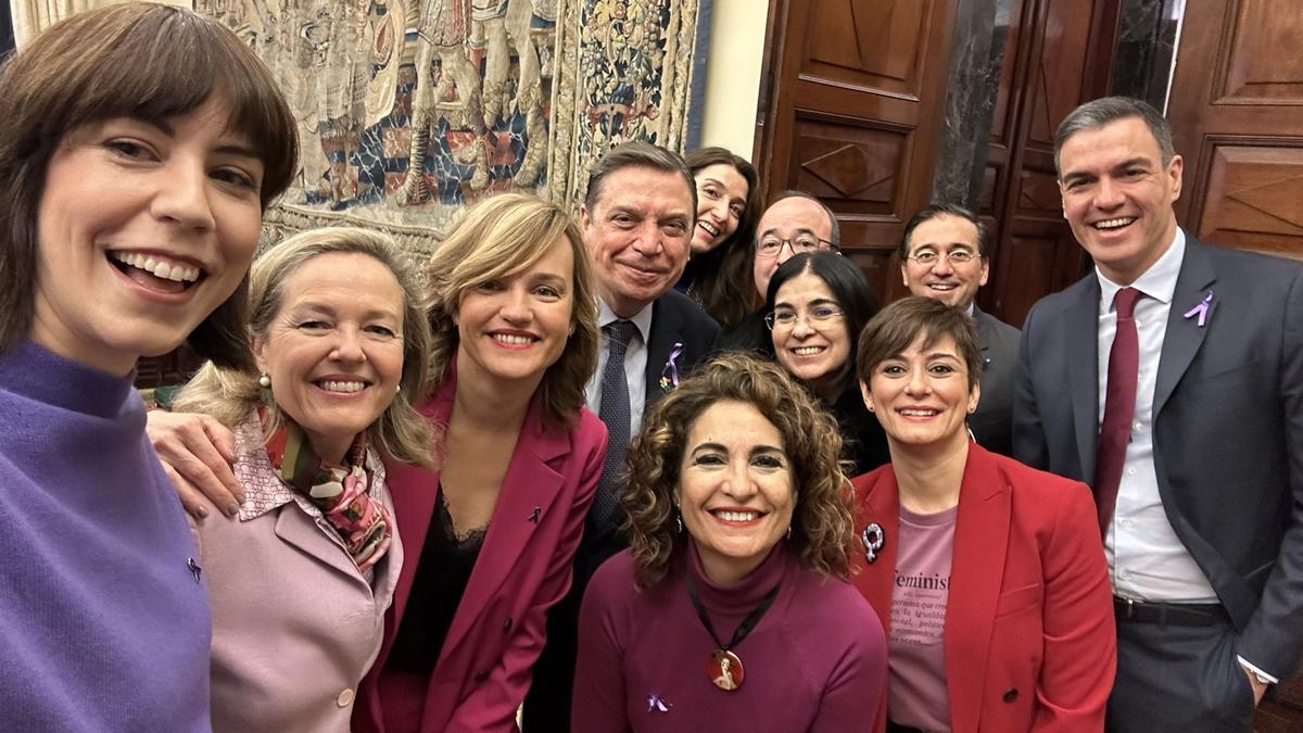 Selfie de ministros del PSOE junto al presidente del Gobierno, Pedro Sánchez, antes de la sesión de control en el Congreso