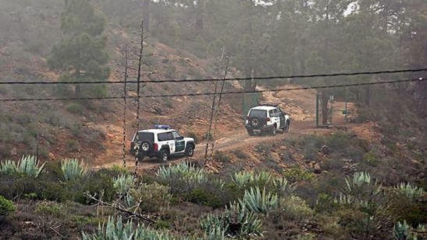 Agentes en la zona donde fueron hallados los cuerpos.