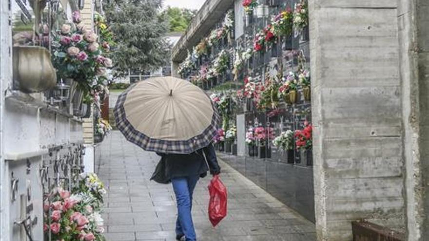 Cáceres cumple el decreto y blinda el cementerio