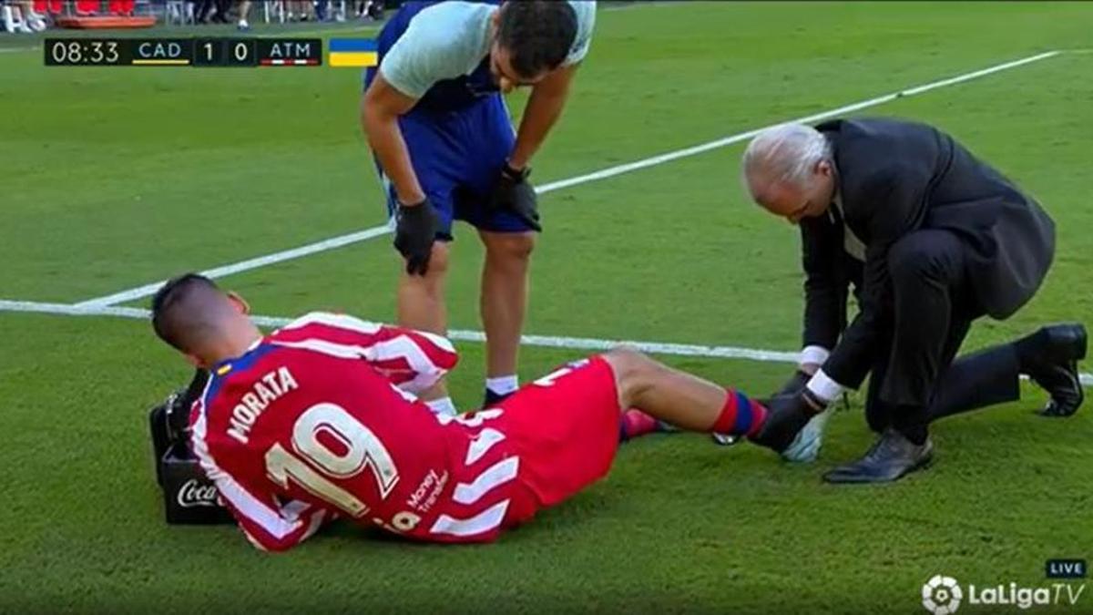 Morata es atendido tras caer lesionado en el partido ante el Cádiz.