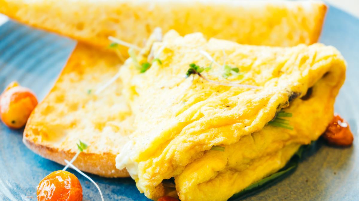 Tortilla francesa elaborada con las latas de pollo de Mercadona.