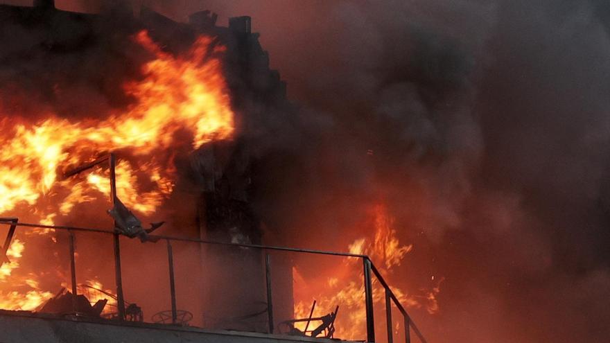 Un incendio devora un edificio en Valencia