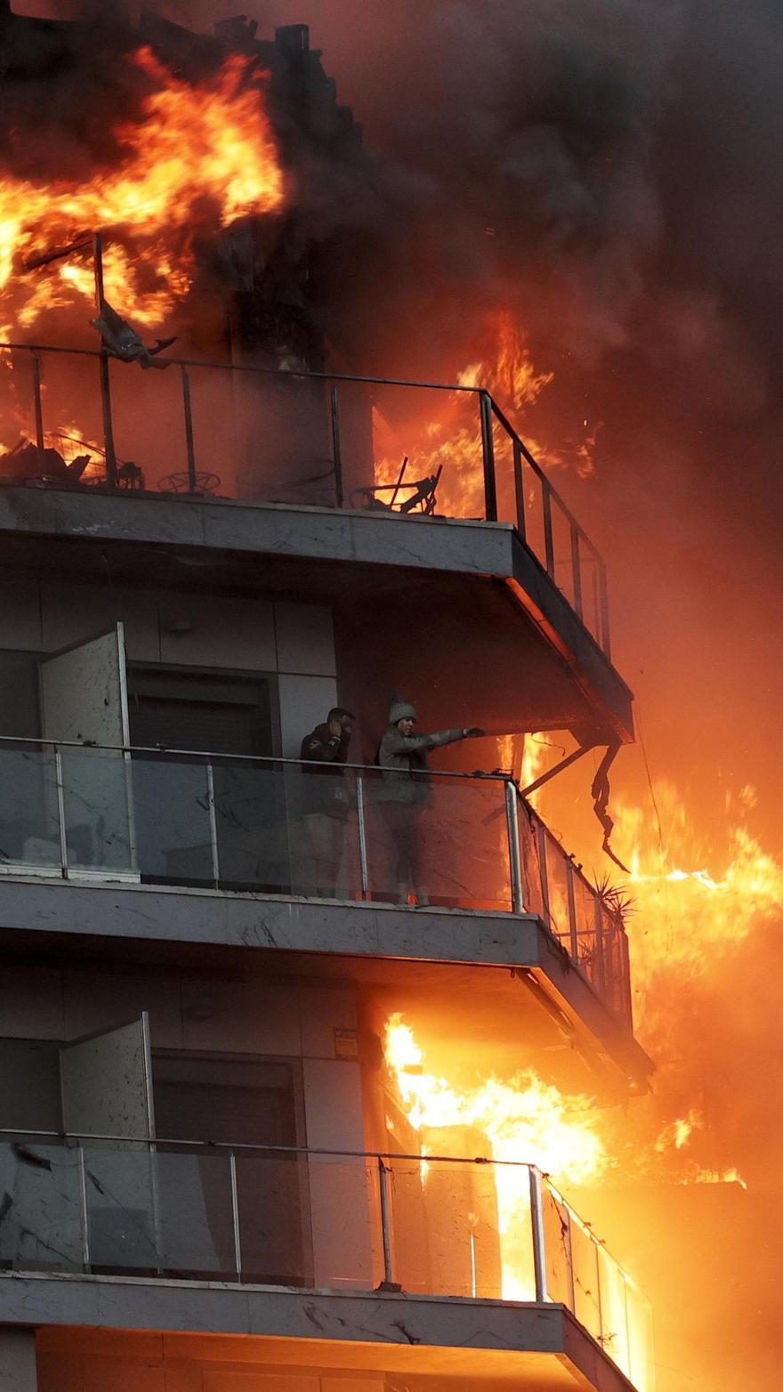 Un incendio devora un edificio en Valencia