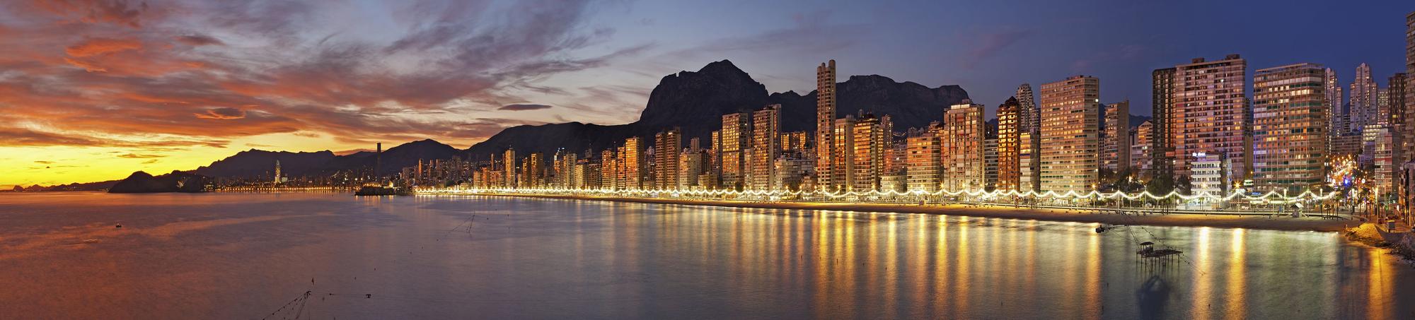 Panorámica nocturna de la bahía de Benidorm.