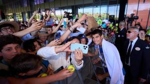 Carlos Alcaraz atiende a los aficionados tras acabar de entrenar en el Mutua Madrid Open.