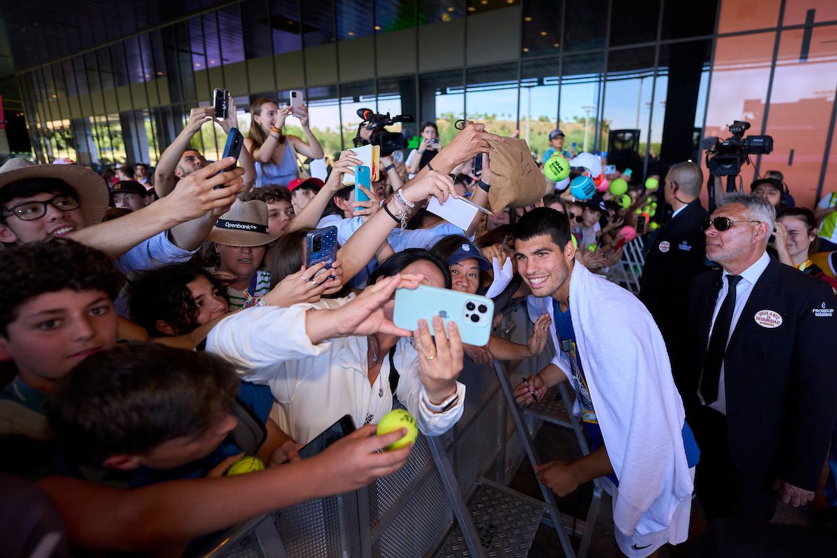 Carlos Alcaraz atiende a los aficionados tras acabar de entrenar en el Mutua Madrid Open.