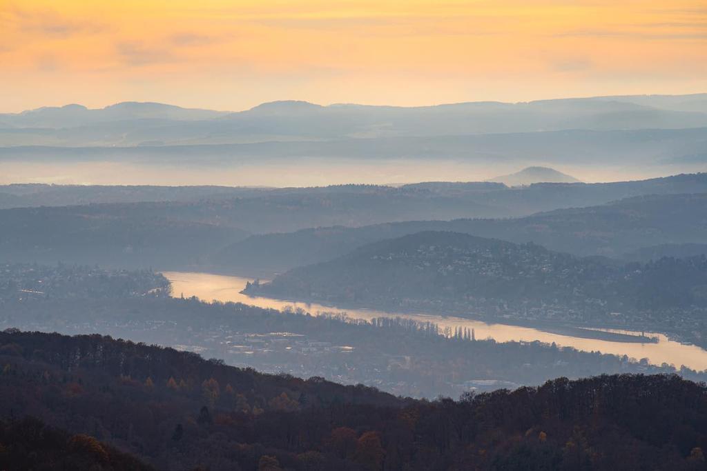 View over the Rhine and the south of Bonn on a autumn afternoon. Rin Romántico