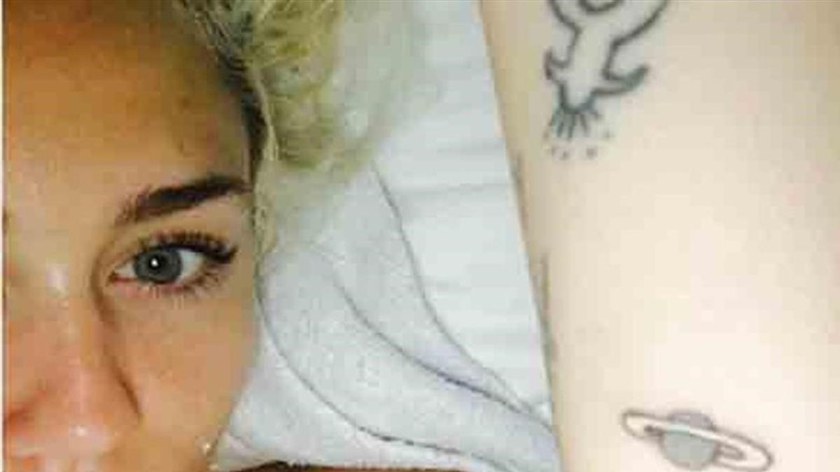 Miley Cyrus se tatúa Saturno pensando que es Júpiter