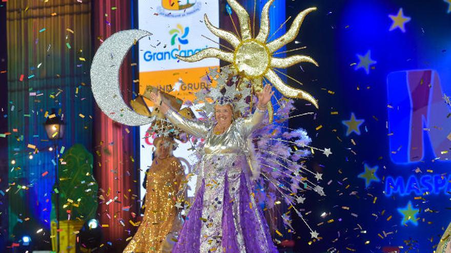 La Gran Dama del Carnaval Internacional de Maspalomas, Julia Araña, anoche tras ser coronada.