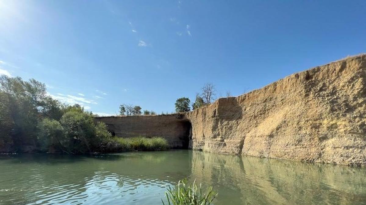 El paraje de Peña del Cuervo, en Peñaflor, lugar frecuentado por bañistas.