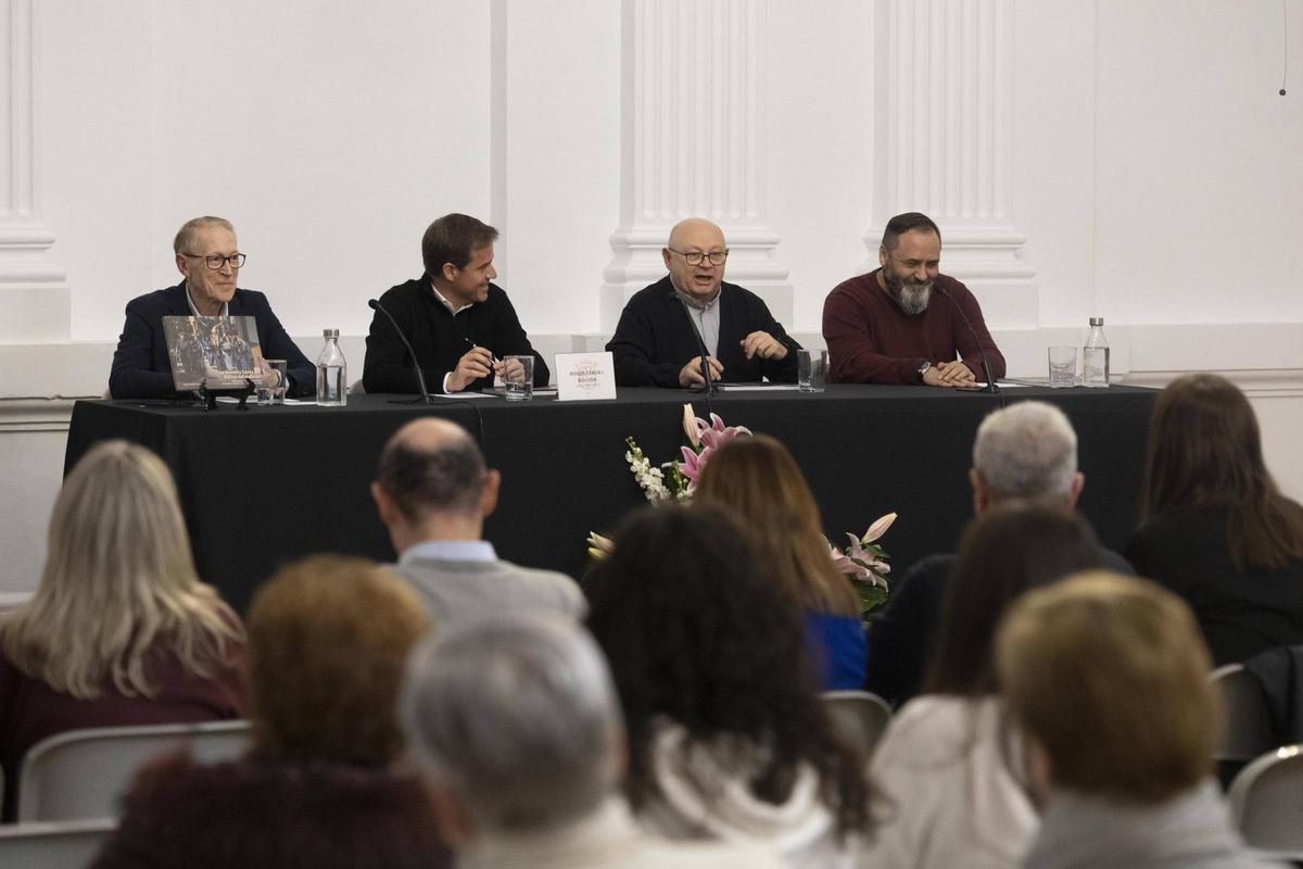 El presidente de la Hermandad de Cofradías, el alcalde de Xàtiva, el abad y el autor del libro, en la presentación.