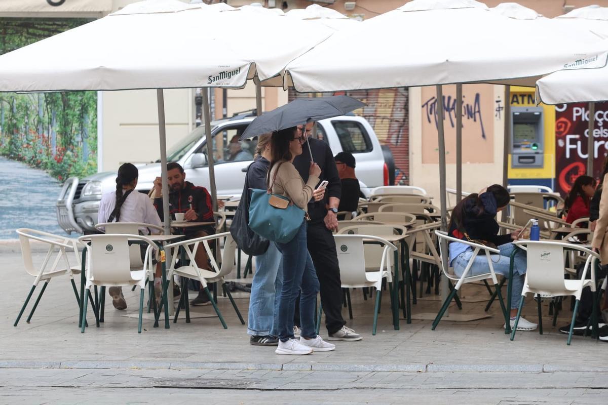 Mañana gris de nubes y lluvia en València en la víspera de San Vicente Ferrer
