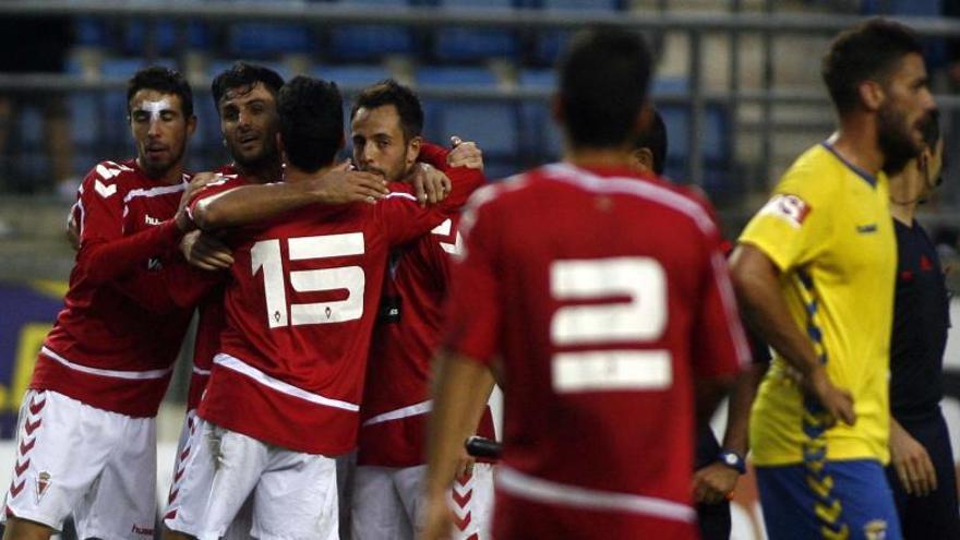 Los futbolistas granas felicitan a Azkorra tras el gol conseguido en la primera parte.