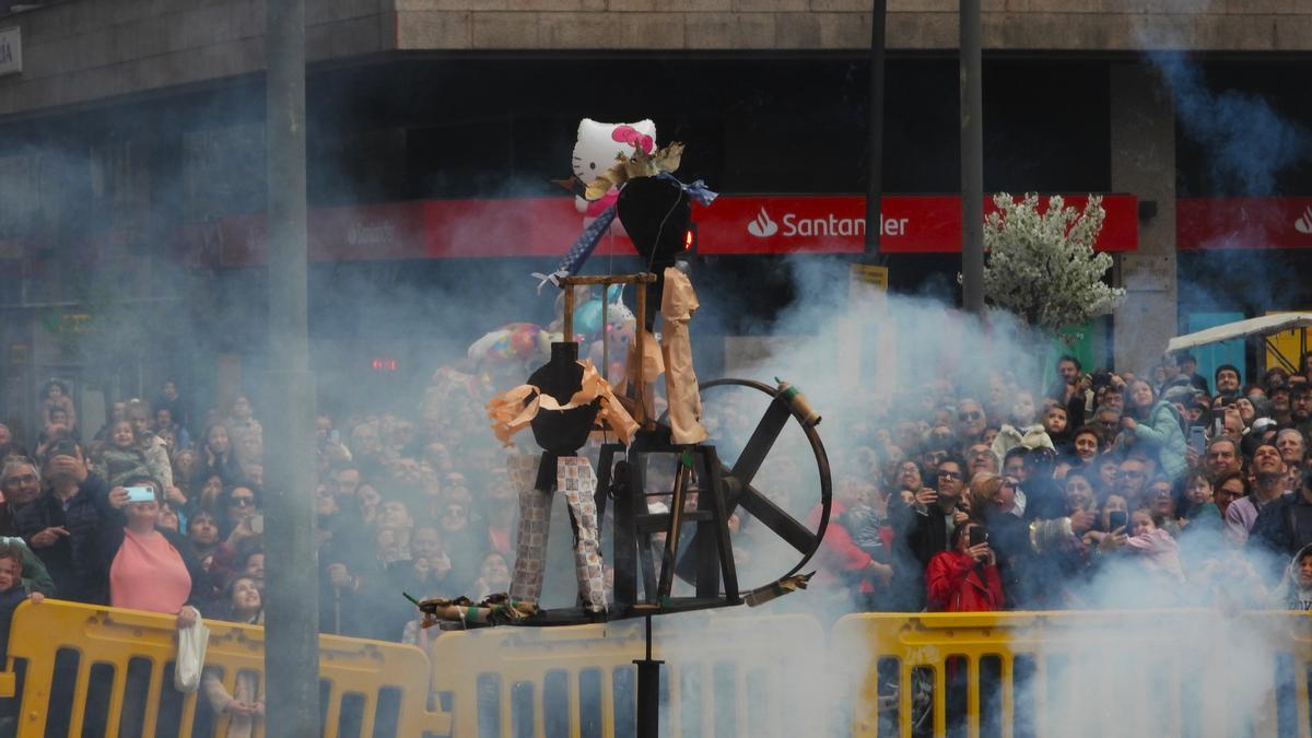 La quema de las madamitas congregró a centenares de personas en el Parque San Lázaro.  Fernando Casanova