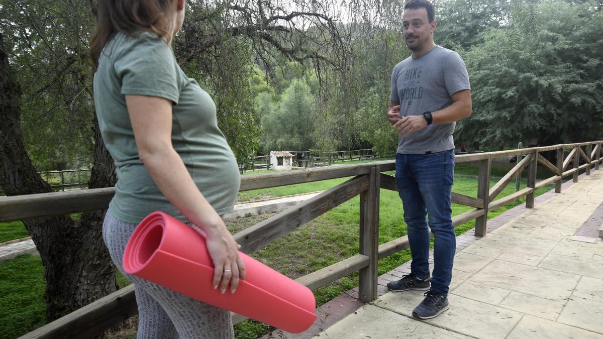 Una de las participantes ayer en la sesión en El Valle junto al enfermero Miguel Sánchez.