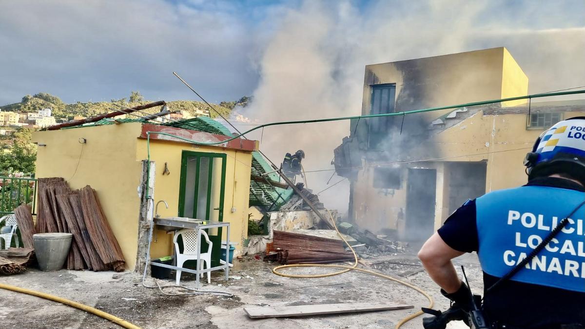 Bomberos y Policía Local trabajan en la extinción de las llamas en la vivienda de La Laguna.