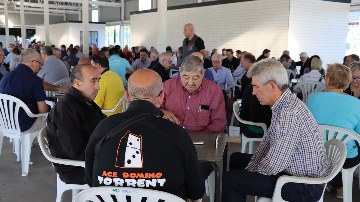 Participantes en el 5º Campeonato de Dominó Ciutat de Torrent.