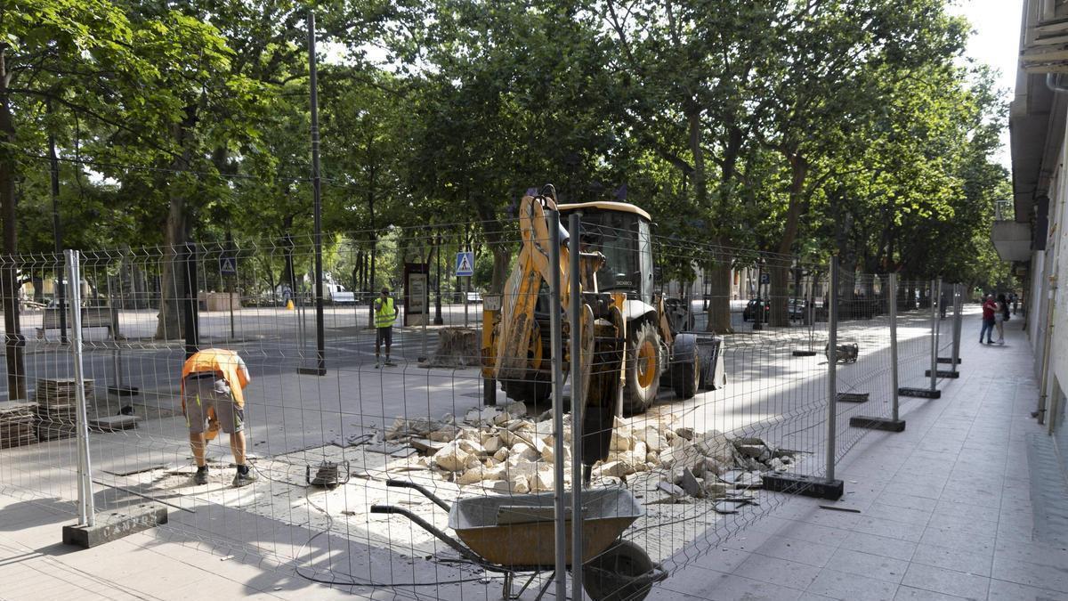 Trabajos de reposición de pavimento en un tramo de la Albereda Jaume I.