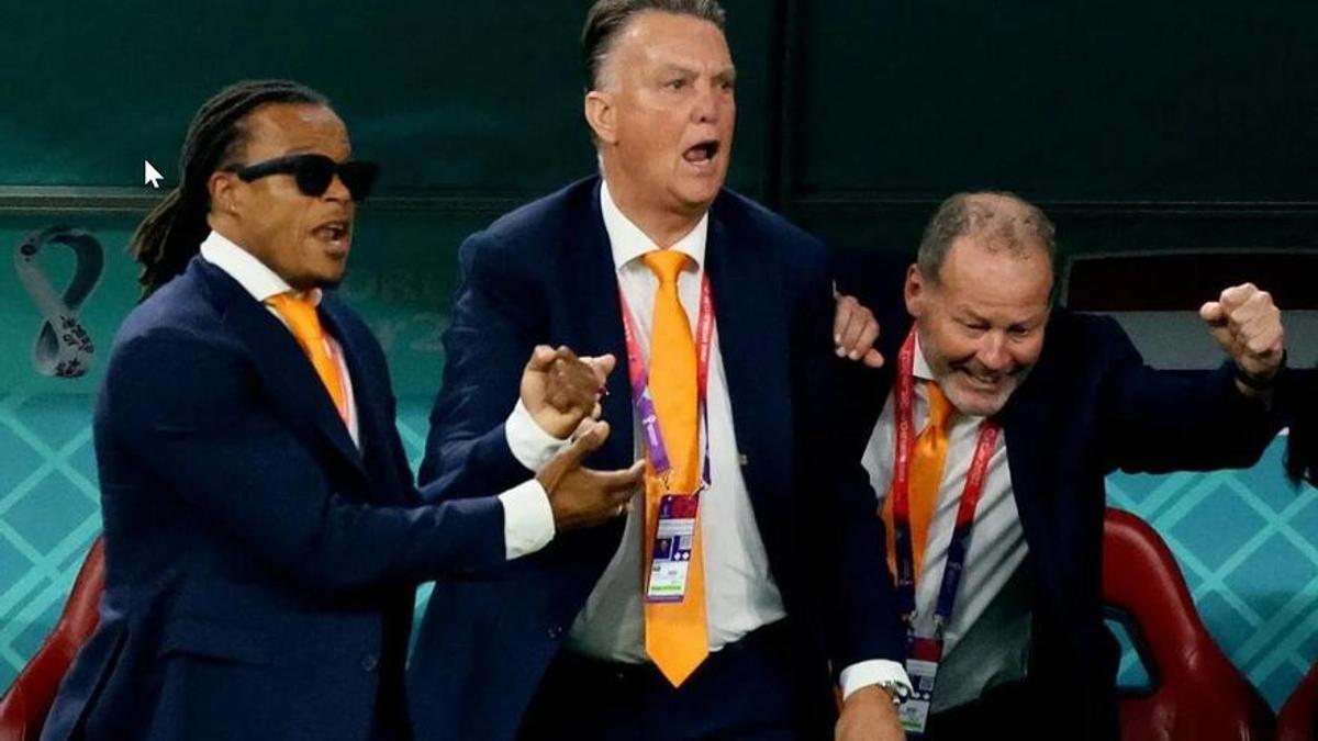 Louis Van Gaal celebra un gol de Países Bajos con Edgar Davids.