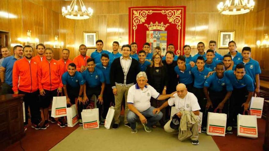 Foto de familia de los miembros del Catia CF, junto a las autoridades de la Diputación Provincial.