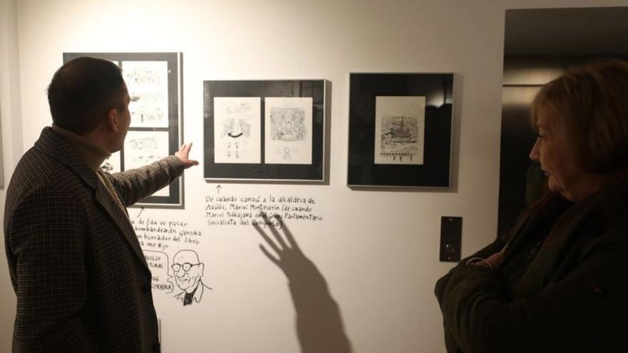 Alfonso Zapico muestra su trabajo a Mariví Monteserín.