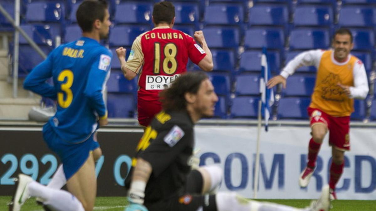 El delantero del Sporting de Gijón Adrián Colunga (centro) celebra su gol ante la desesperación de los jugadores del Espanyol.