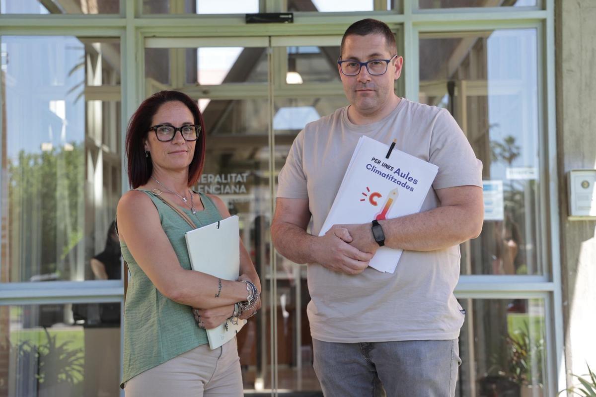 Elisabet García y Vicent Gumbau tras su reunión con la consellera Ortí