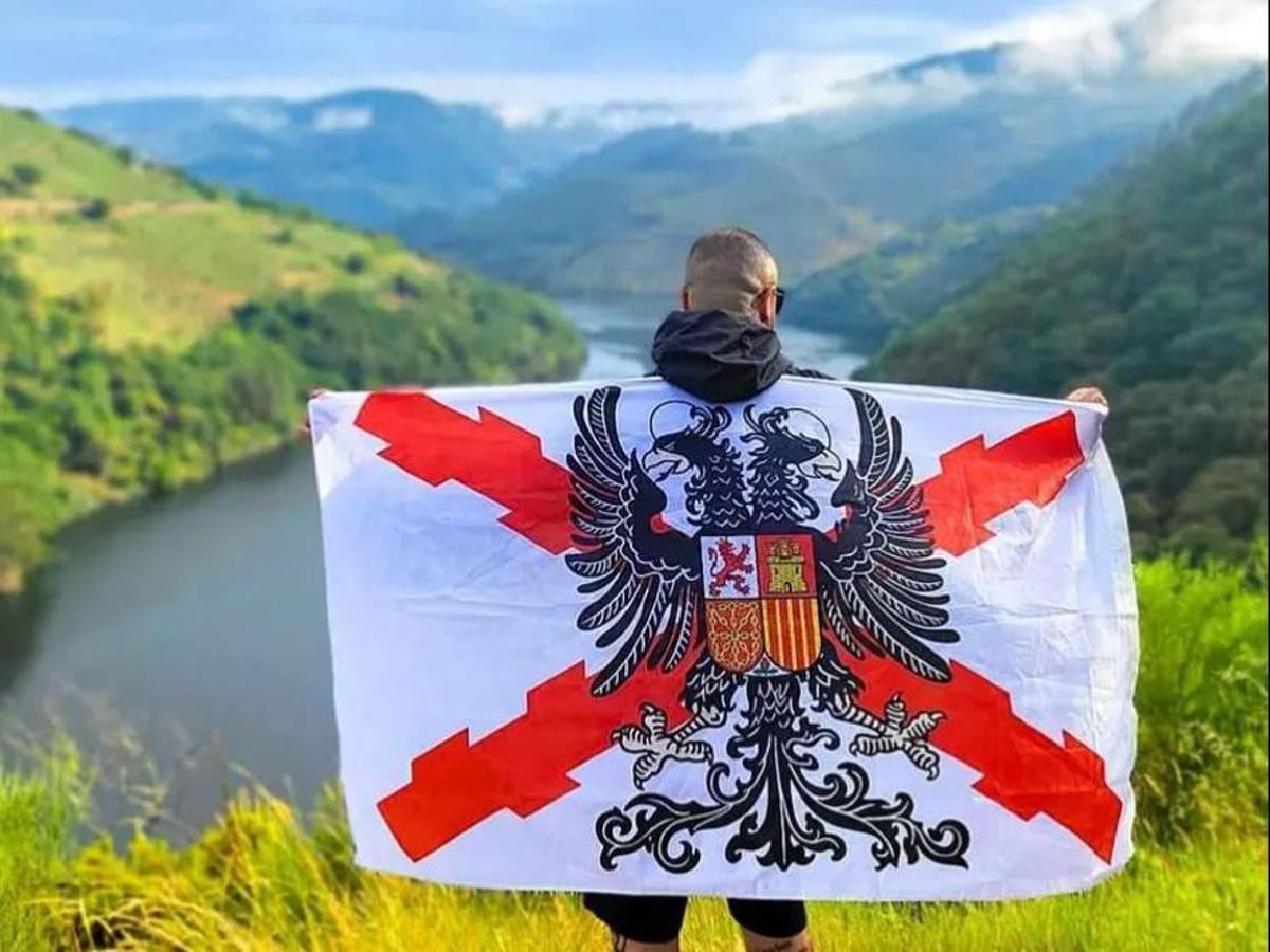 Argibay, recientemente, portando una bandera con el águila y la Cruz de Borgoña.