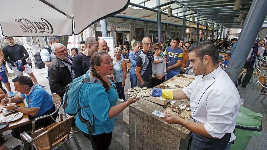 Cruceristas extranjeros, en la calle de las ostras, tras desembarcar en la ciudad . // Marta G. Brea