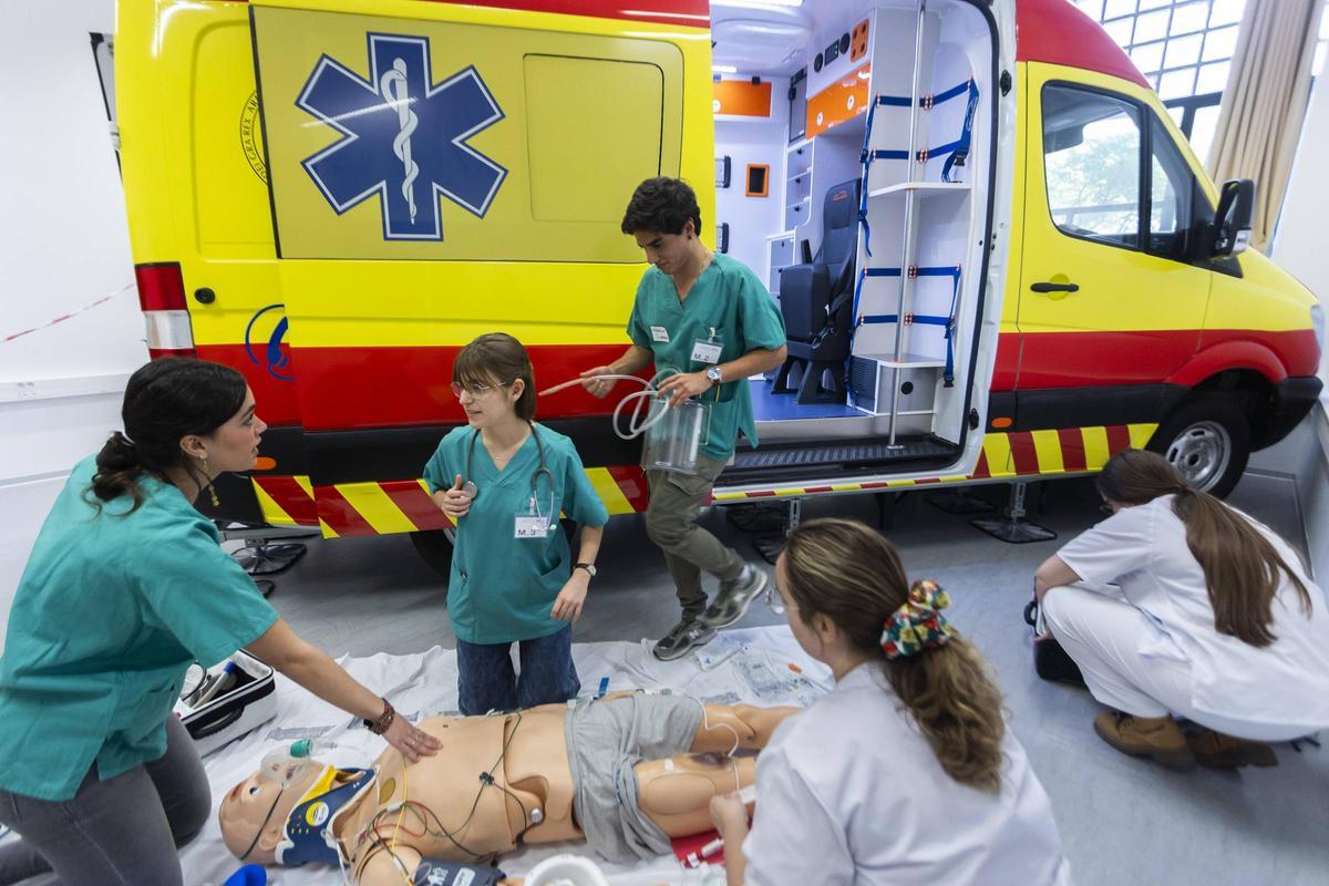 La ambulancia del CESIS es real, salvo que no tiene motor, y está totalemte equipada.