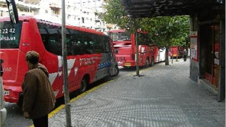 Autobusos a la parada de l&#039;administració, punt actual d&#039;arribada i sortida del servei al passeig de la Pau