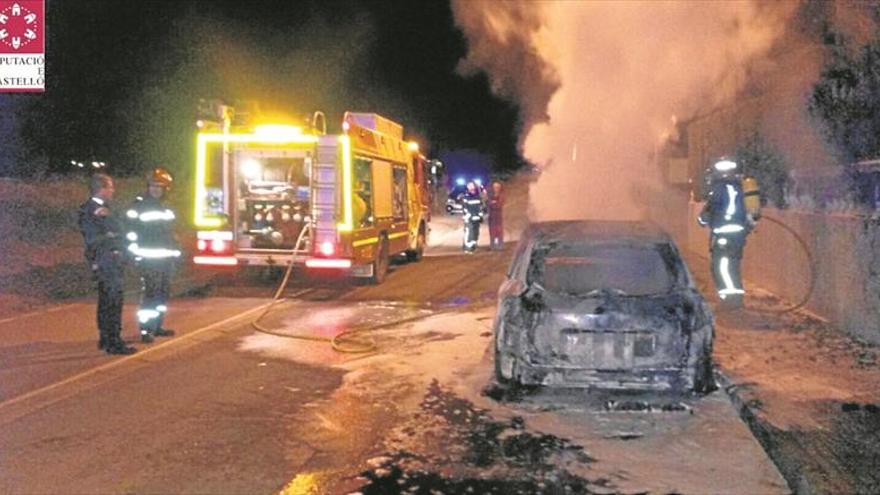 Un pirómano incendia dos coches en Benicàssim y otro en Castellón