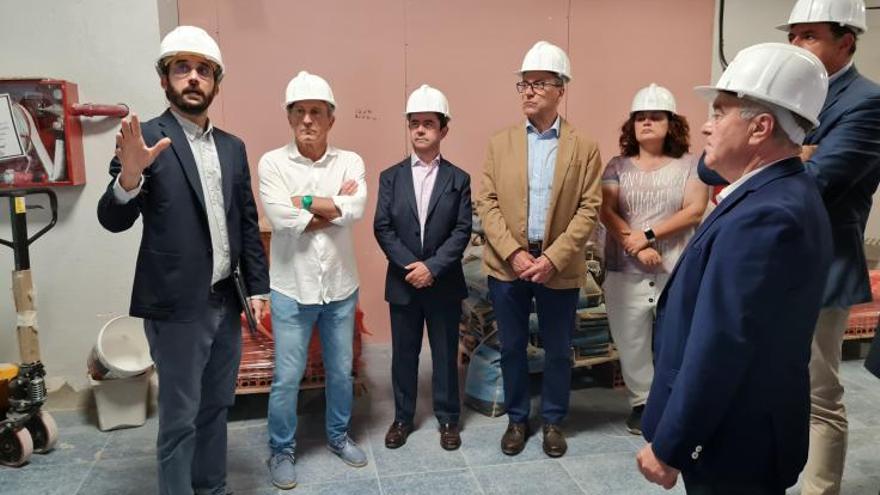 Imagen de la visita a las obras, con los representantes institucionales equipados con cascos.