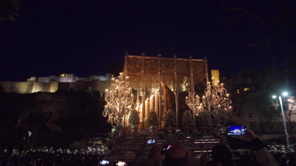 La Virgen de la Soledad en la calle Alcazabilla, el Viernes Santo de 2023