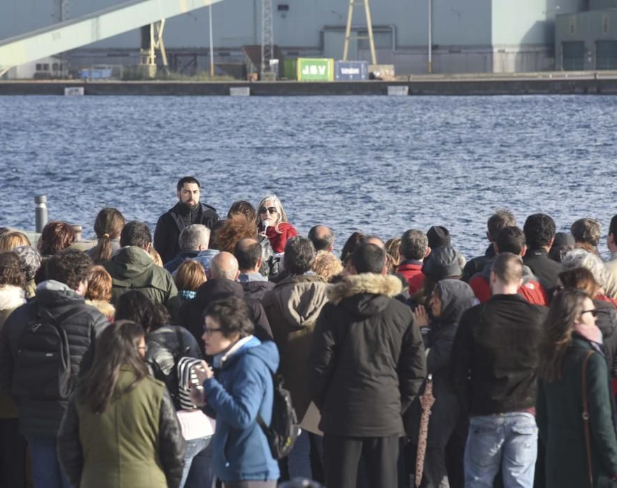 Marea Atlántica organizó la movilización que contó con la asistencia de unas 300 personas para recordar los hitos del "urbanismo depredador" y detener la privatización de la zona portuaria.