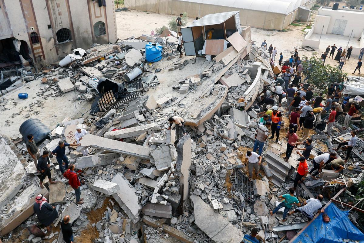 Palestinos buscan entre los escombros que han quedado en Khan Younis, en el suroeste de la Franja de Gaza, tras los ataques israelís