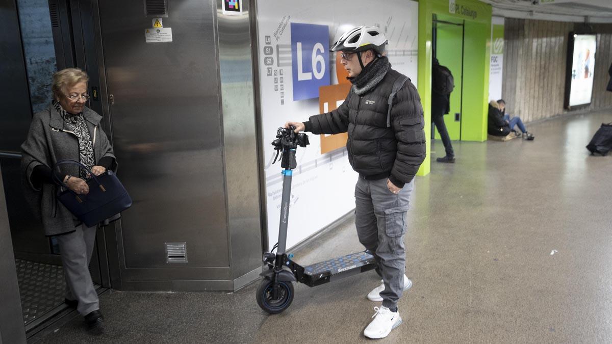 Un usuario de patinete eléctrico en el intercambiador de plaza de Catalunya