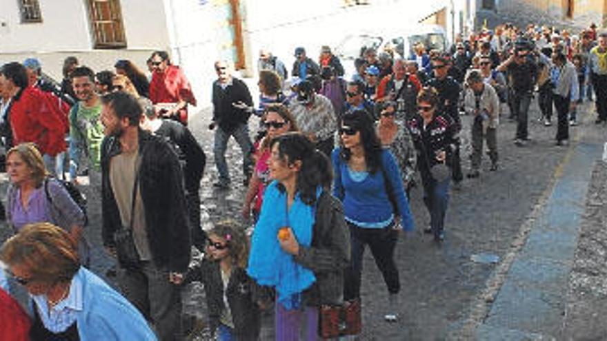 La marcha, durante su ascenso al castillo, ayer en Sagunt.