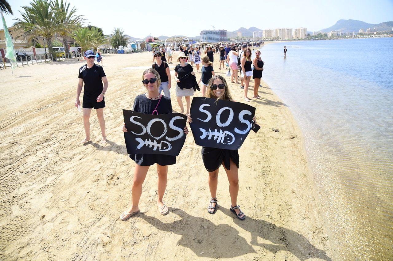 Miles de murcianos forman una cadena humana que rodea al Mar Menor en señal de protesta