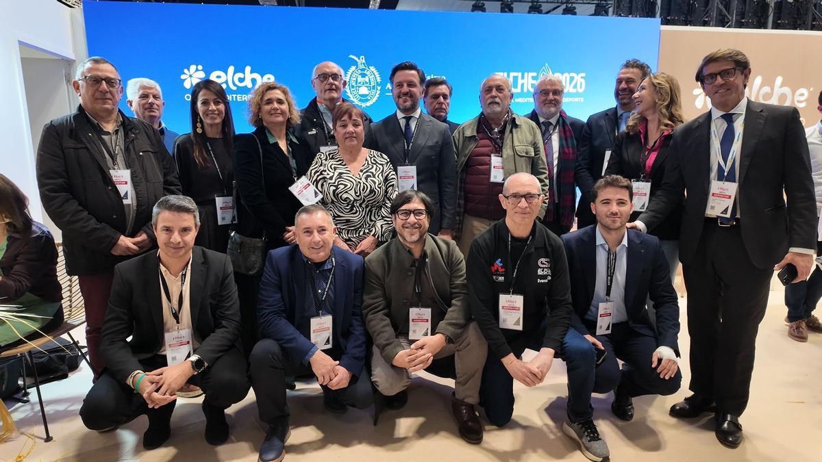 Miembros del equipo de gobierno de PP y Vox junto a técnicos y asistentes a Fitur