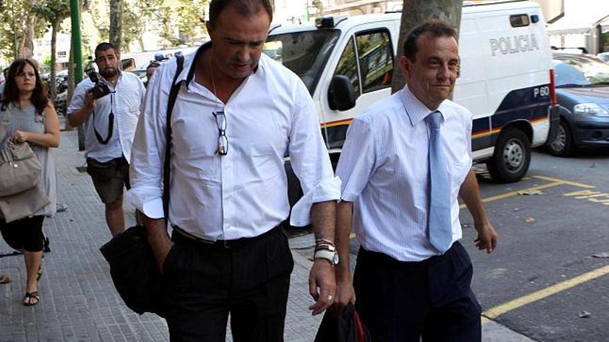 Los fiscales anticorrupción Miguel Ángel Subirán y Pedro Horrach abandonan las dependencias policiales ayer al mediodía.