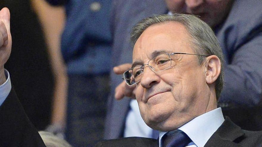 Florentino respalda a Ancelotti y critica al entorno del Madrid