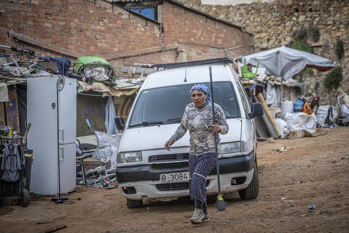 Familias gitano-rumanas que malviven en Vallcarca se dedican a la chatarra