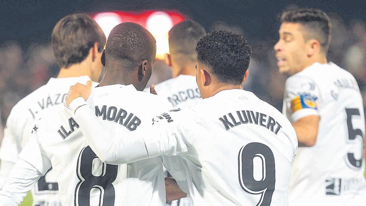 Ilaix Moriba y Justin Kluivert, celebrando un gol