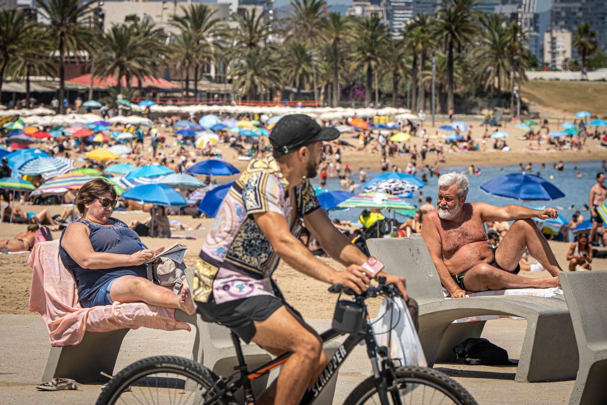 Las playas de Barcelona se llenan con el aumento de las temperaturas