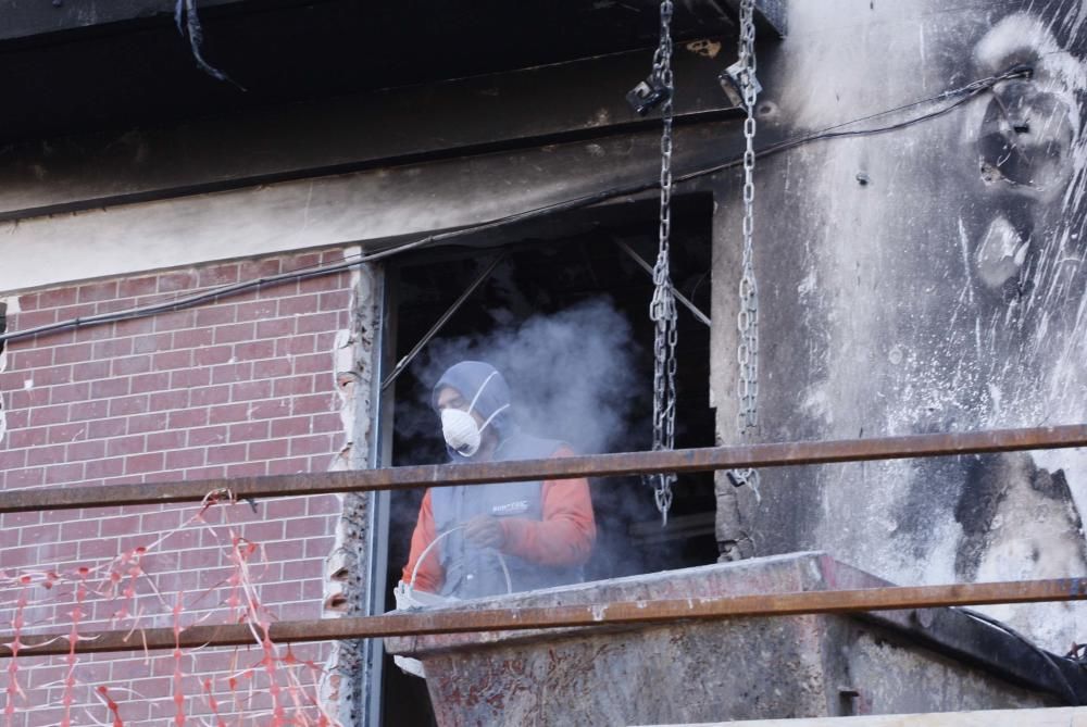 Estat en què ha quedat l'edifici incendiat del carrer del Carme de Girona