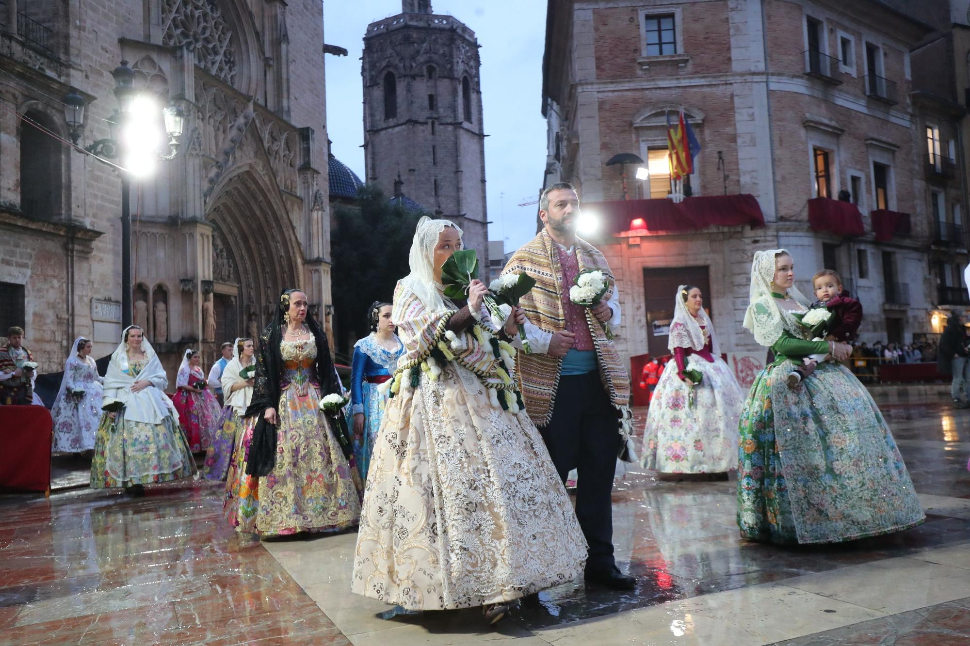 Búscate en el primer día de ofrenda por la calle de la Paz (entre las 18:00 a las 19:00 horas)